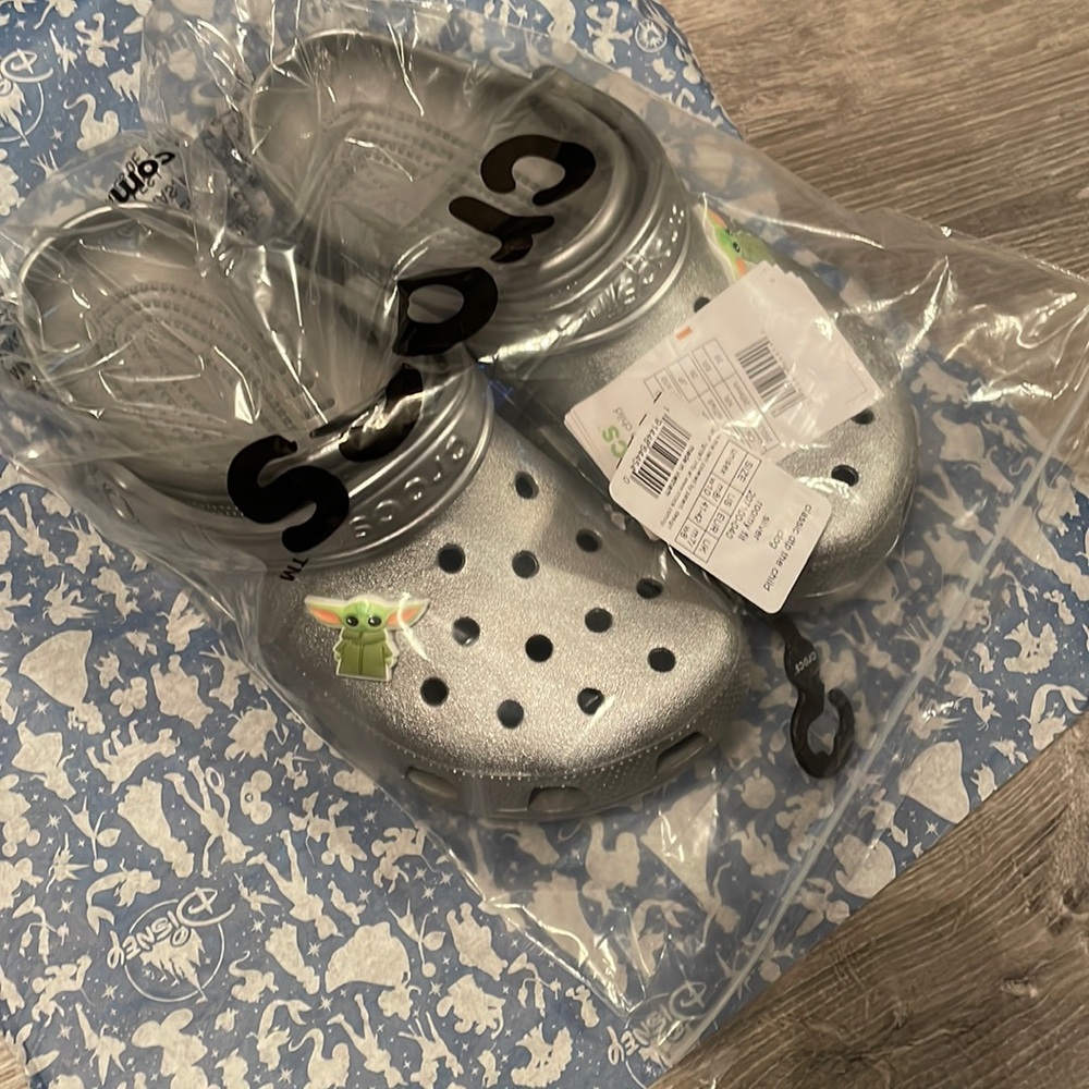 * Disney Adult Crocs - Star Wars The Mandalorian - The Child - W 10